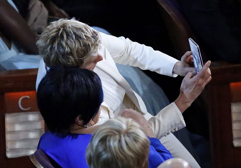 Ellen DeGeneres hace otro selfie, esta vez con Liza Minnelli.