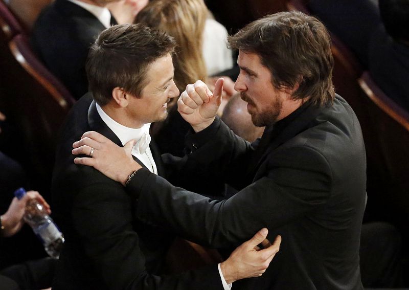El nominado a mejor actor Christian Bale charla con Jeremy Renner durante la gala.