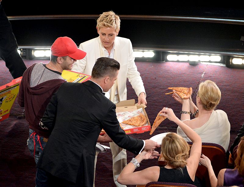 Brad Pitt ha ayudado a DeGeneres a repartir las pizzas entre el público.