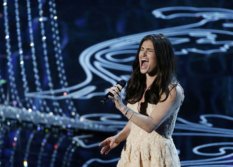 Idina Menzel canta 'Let it go froze', ganadora del Oscar a mejor canción.