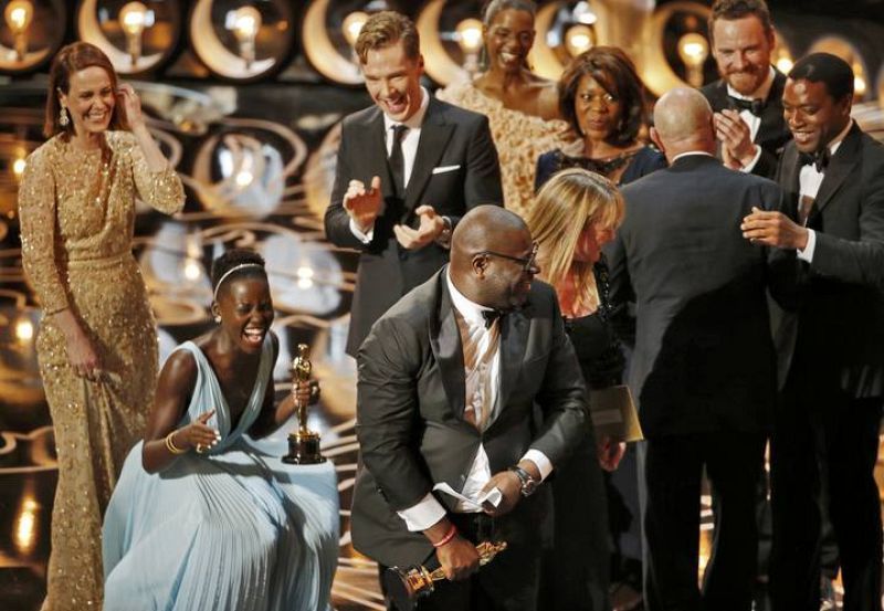 El equipo de '12 años de esclavitud' celebra el Oscar a mejor película.