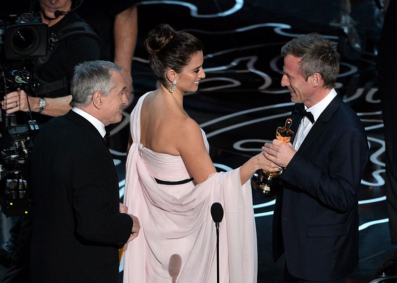 Los actores Robert de Niro y Penélope Cruz entregan a Spike Jonze el premio al mejor guión original