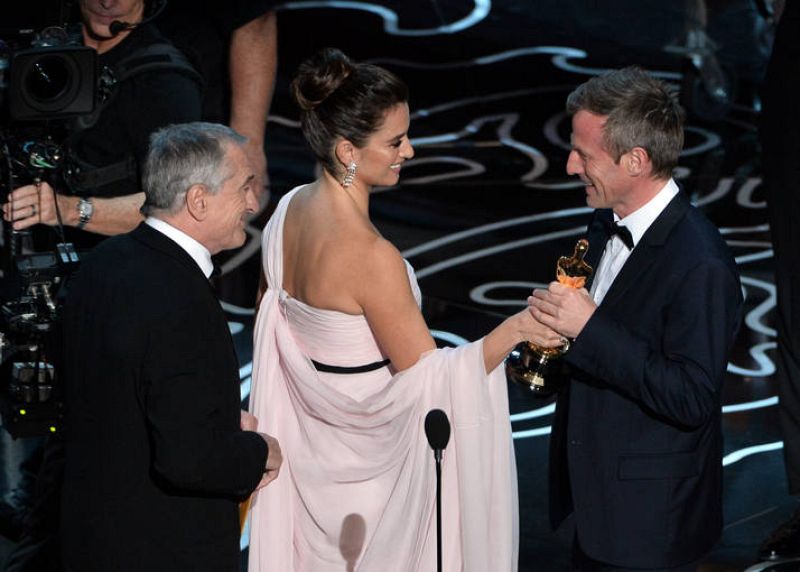 Los actores Robert de Niro y Penélope Cruz entregan a Spike Jonze el premio al mejor guión original