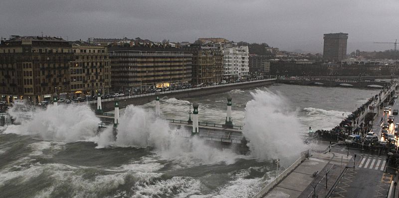 Grandes olas rompen contra el puente del Kursaal en San Sebastián, con una altura media de 9,37 metros.