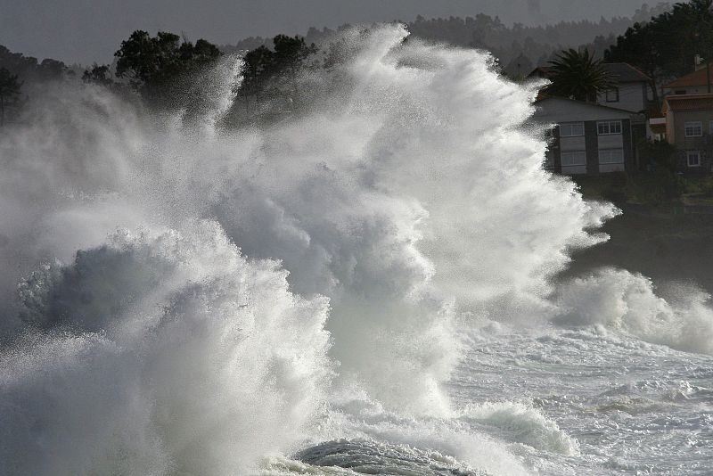 Las rachas de viento de hasta 130 kilómetros por hora han provocado olas como las de esta imagen, también en Valdoviño.