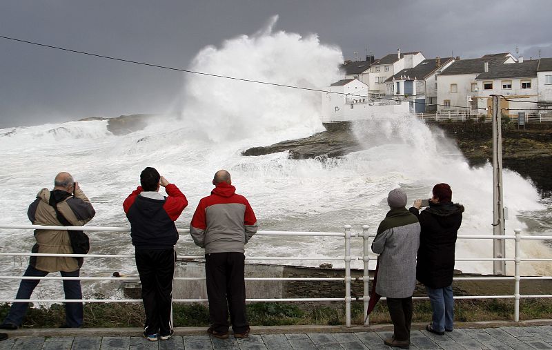 En Galicia, las olas, de hasta diez metros de altura, rompían en el puerto de Rinlo, en Lugo.