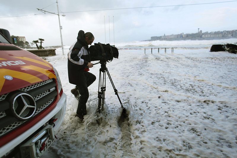 Los amantes de la fotografía tenían una buena oportunidad para captar la furia del temporal. Esta cámara apunta al paseo marítimo de A Coruña.