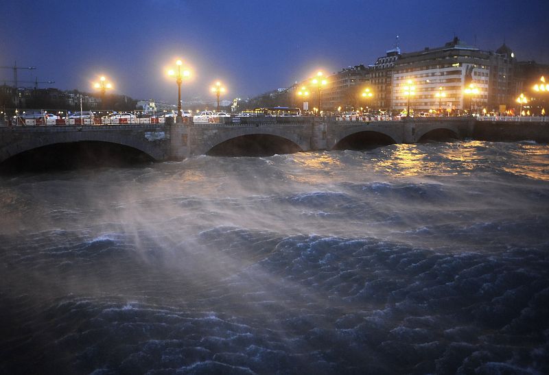 Efecto del viento y el oleaje en San Sebastián, donde azota el temporal marítimo.