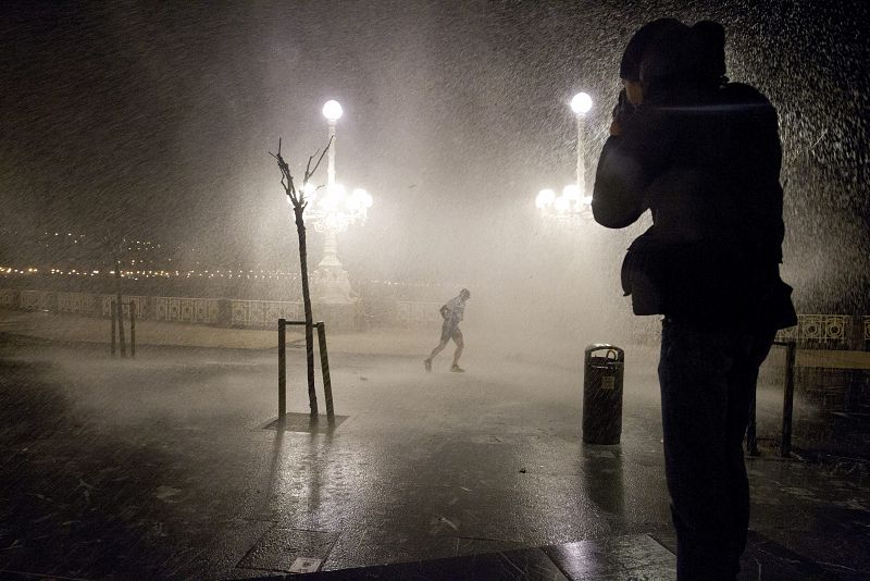 Grandes olas rompen contra el paseo de la Concha de San Sebastián coincidiendo con el horario de la pleamar.