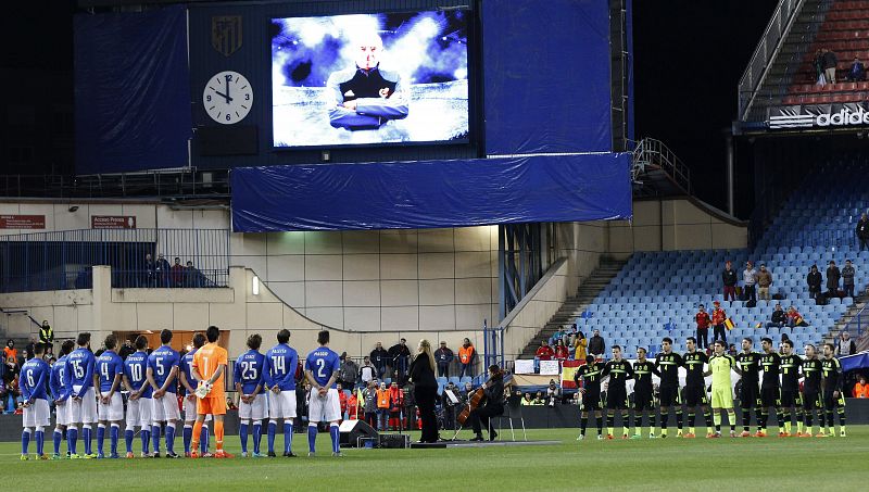 Un videomarcador del Calderón muestra una imagen del exseleccionador español Luis Aragonés recientemente fallecido.