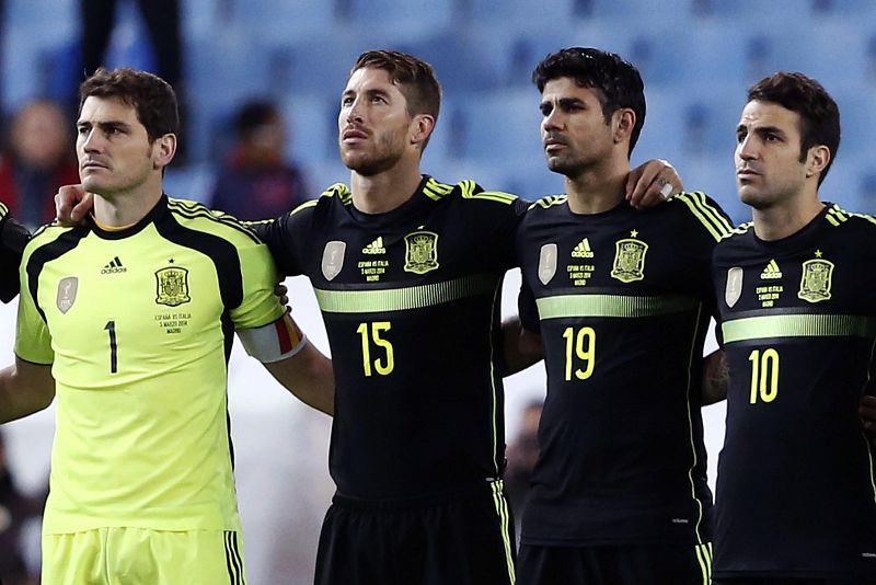 El portero de la selección española, Iker Casillas, junto al defensa Sergio Ramos, el delantero Diego Costa, y el centrocampista Cesc Fàbregas, durante un momento del homenaje.