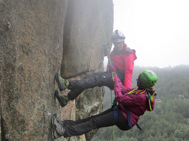 En la pared de roca del rapel