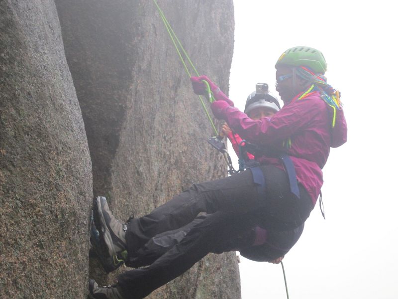 Edurne da instrucciones a Lucrecia: aléjate de la pared con los pies!