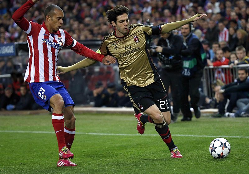 El jugador atlético Miranda pelea una jugada con el milanista Kaka durante la vuelta de los octavos de final de la Champions.