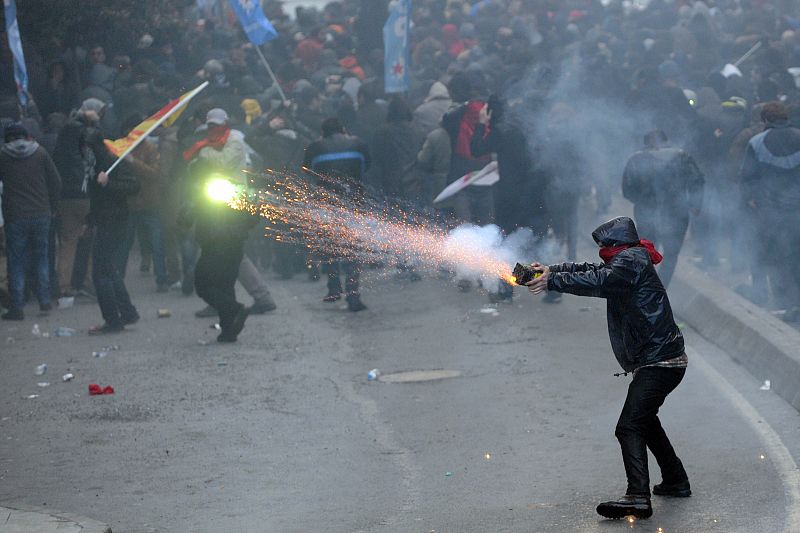 Un manifestante utiliza fuegos artificiales contra la policía en Estambul