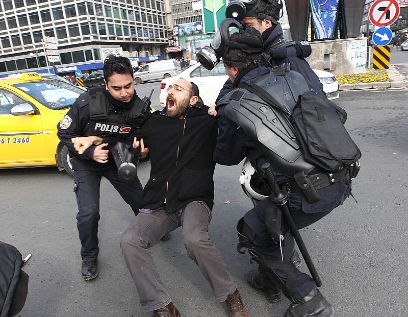 La policía detiene a uno de los manifestantes antigubernamentales tras el funeral de Berkin Elvan