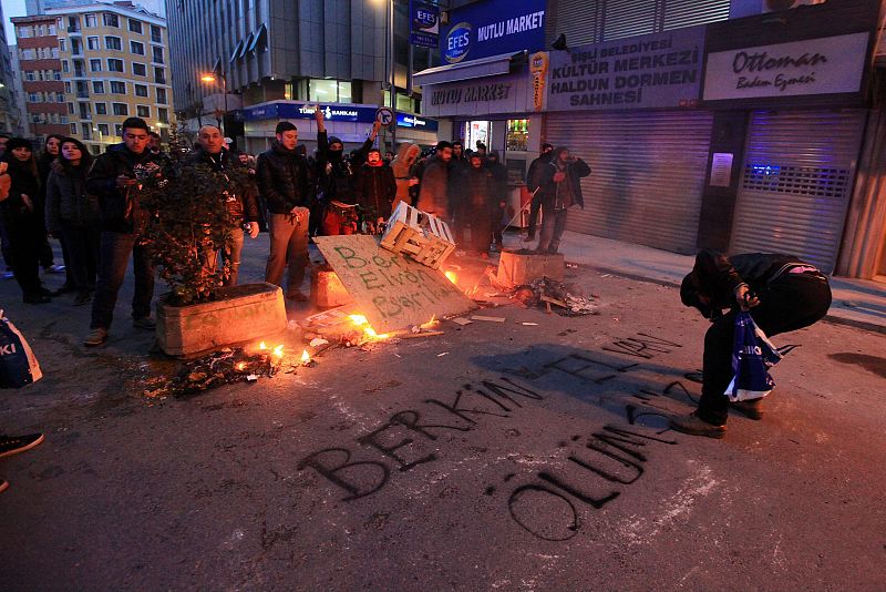 Un grupo de manifestantes resiste frente a la policía en Estambul, detrás de una barricada