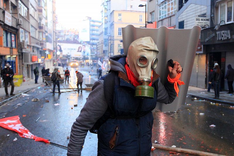 Algunos manifestantes llevan máscaras de gas durante las protestas contra el Gobierno de Turquía