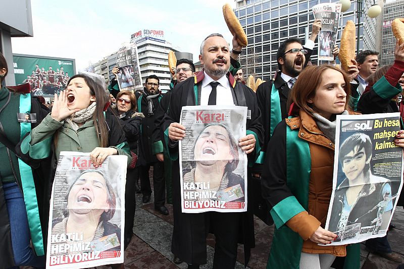 Varios manifestantes portan periódicos con una foto de la madre de Berkin Elvan