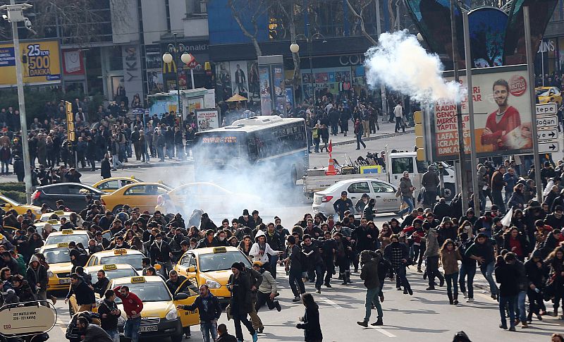 Un grupo de manifestantes en el entierro de Berkin Elvan huye de los gases lacrimógenos