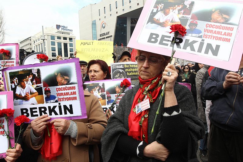 Varias mujeres portan pancartas en apoyo a la madre del adolescente muerto en las protestas