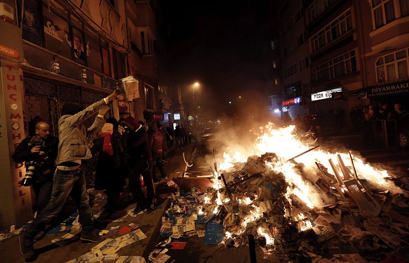 Manifestantes queman material de una oficina del partido gobernante en Turquía