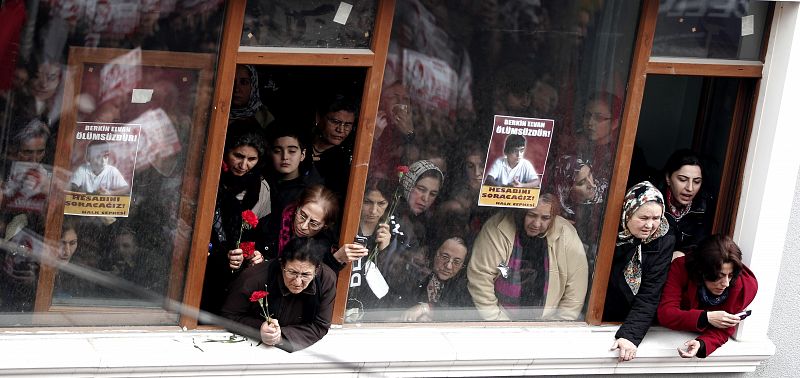 Ciudadanos en Estambul asisten al funeral del adolescente Berkin Elvan