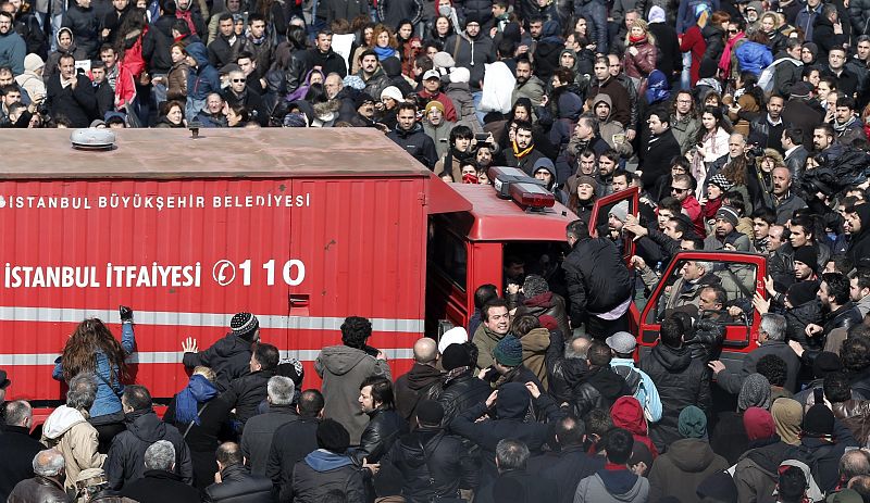 Decenas de personas destrozan un camión durante la marcha por el entierro de un adolescente