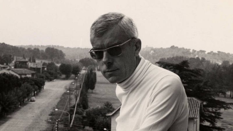   El poeta Gabriel Ferrater, desde el balcón de su casa en Sant Cugat del Vallès, cerca de Barcelona.