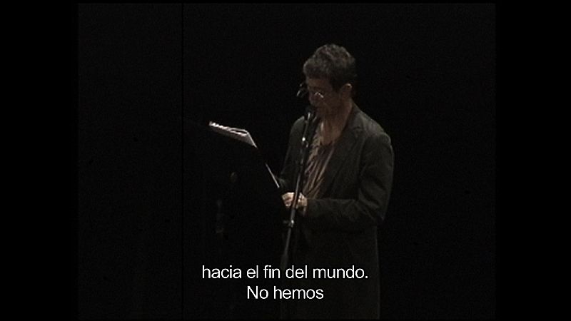 En un festival de poesía en Nueva York, el cantante Lou Reed lee el poema "Habitación de otoño", de Gabriel Ferrater