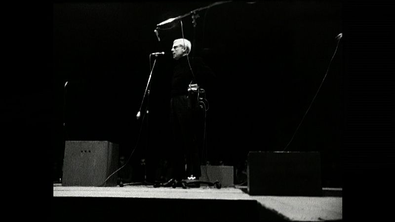 El poeta Gabriel Ferrater lee sus versos en un recital de poesía.