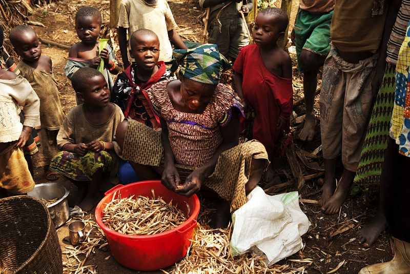 Una mujer prepara la comida en el campo de desplazados en Kalonge (Kivu del Sur, RDC)