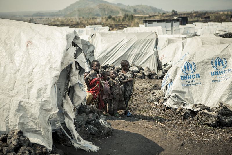 Varios niños entre las tiendas de campaña de uno de los campamentos de desplazados en Kivu del Norte.