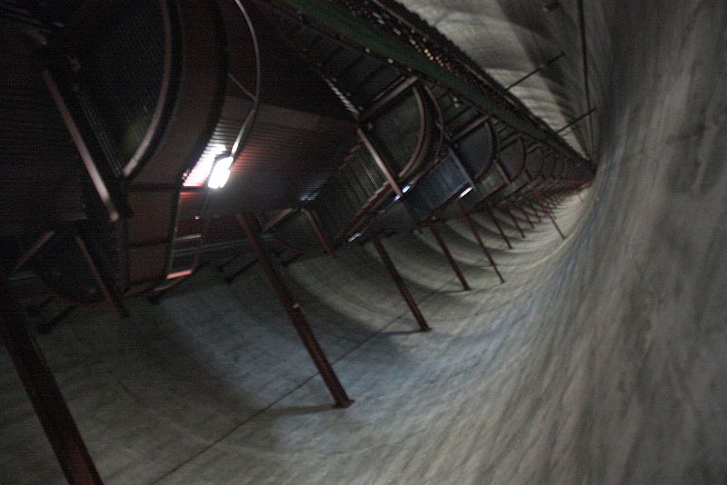 Imagen del fuste interior del Pirulí en la que se aprecian el ascensor y las escaleras.