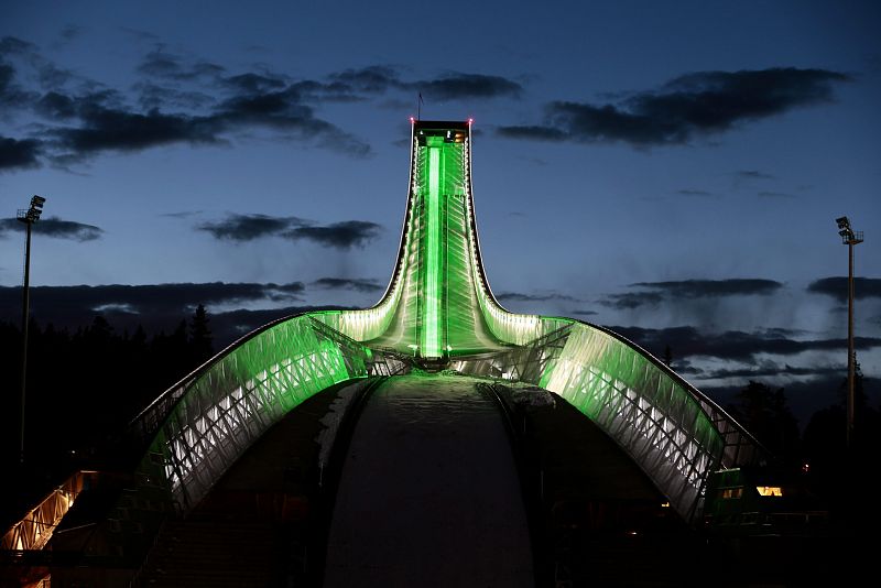 RASCACIELOS DE OSLO ILUMINADO POR EL DÍA DE SAN PATRICIO