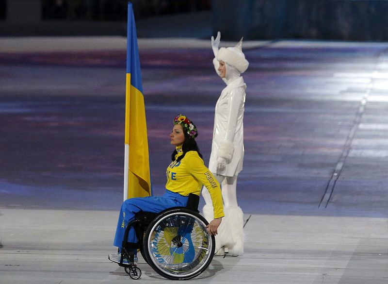 Lyudmyla Pavlenko ha desfilado solo como la abanderada de Ucrania, como ya ocurrió en la de apertura.