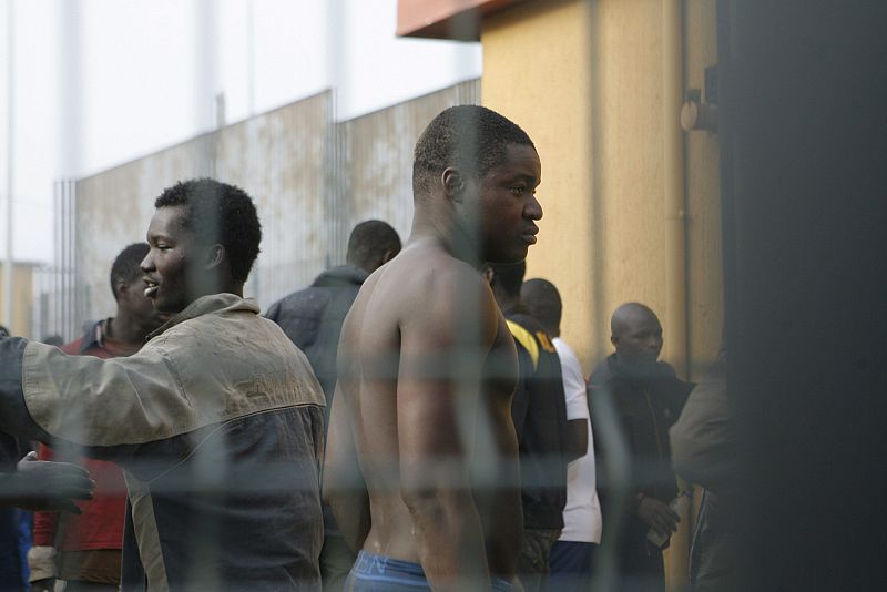 El salto ha estado protagonizado por unos 400 inmigrantes, en su mayoría procedentes de Mali