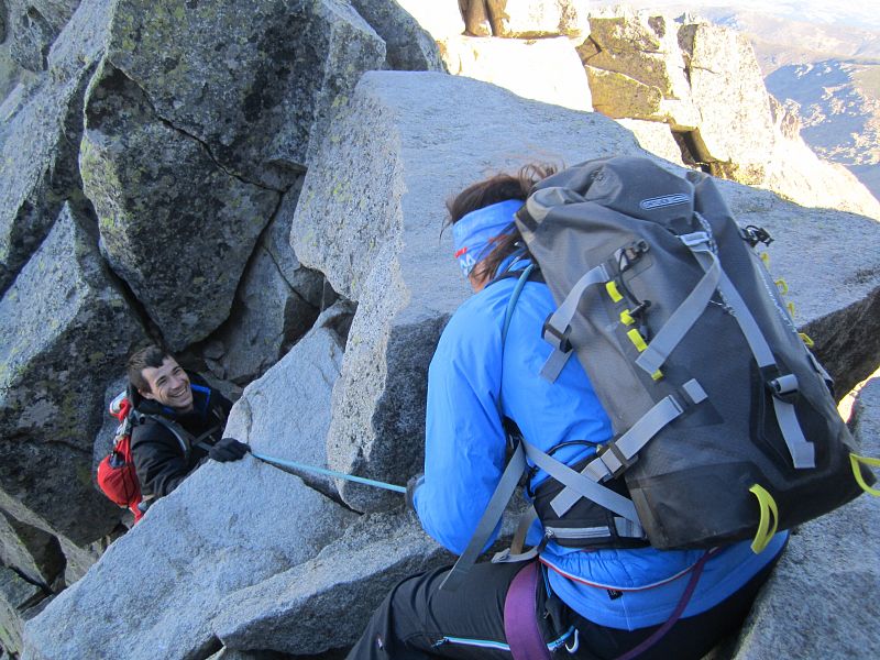 Edurne asegurando Juanjo Ballesta en la canal de la Portilla del Crampón