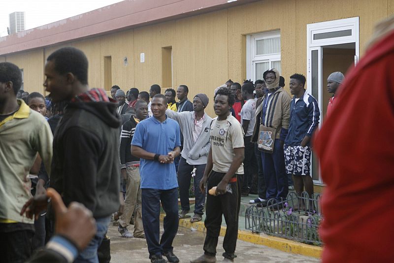 Cientos de inmigrantes llegan al CETI de Melilla tras el mayor salto registrado a la valla