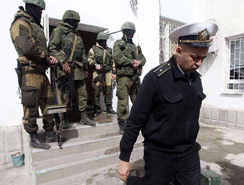 Las autoridades crimeas ordenaron el lunes la disolución de las unidades militares ucranianas.