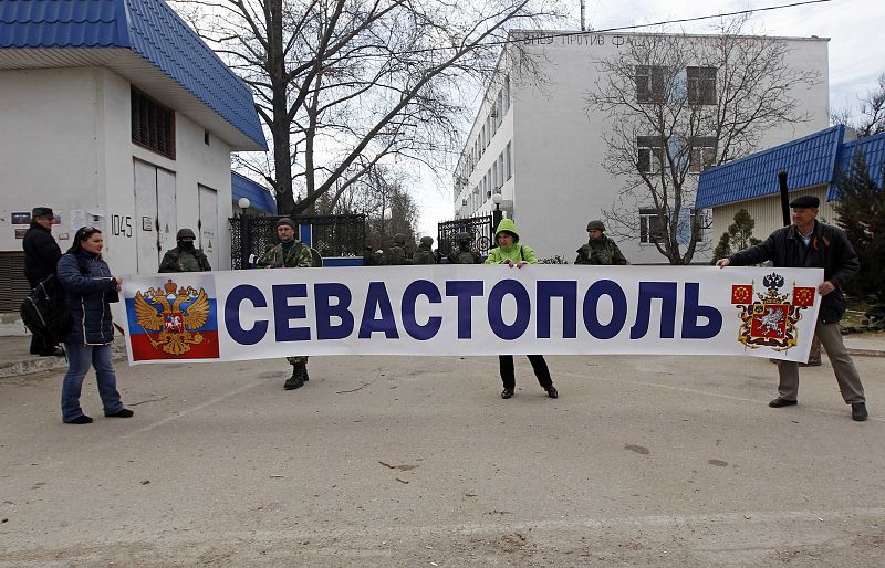 Manifestantes prorrusos se han concentrado desde primera hora frente al cuartel general de la Armada ucraniana en Sebastopol