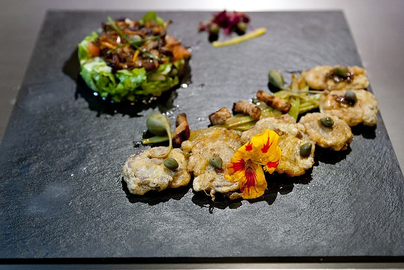 MasterChef - Lenguas alboradas sobre cama de tirabeques y alcaparras con ensalada