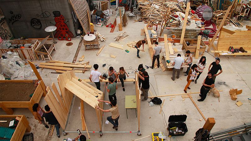 Vecinos y miembros de colectivo 'Todo por la praxis' construyen módulos de madera en el 'Campo de cebada'