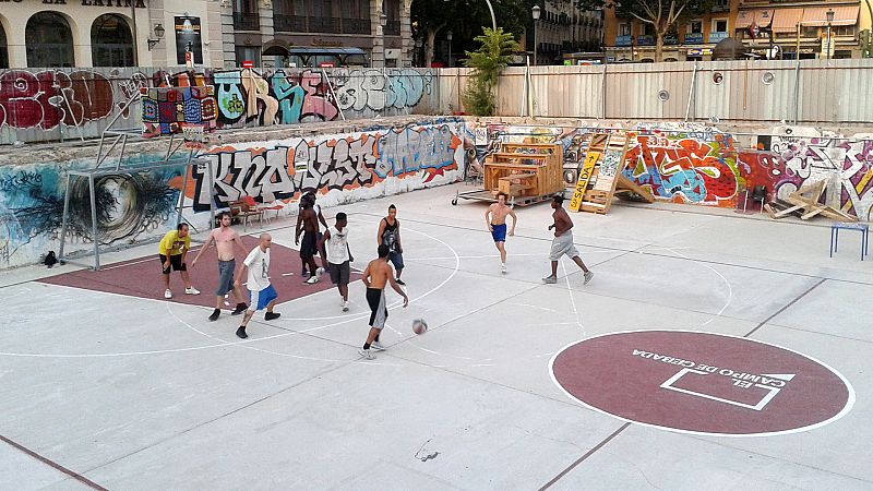 Un grupo de jóvenes juega al fútbol en el 'Campo de cebada' en Madrid