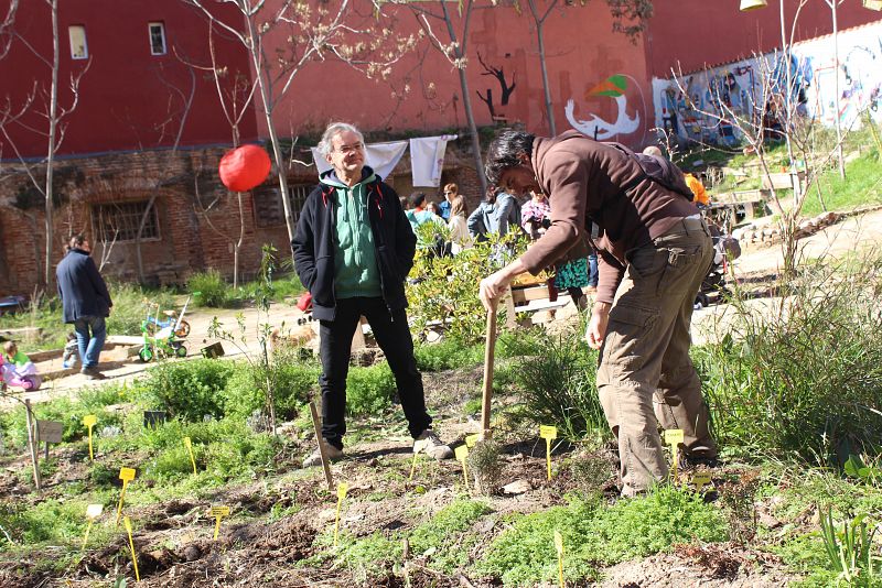 Alberto y otro vecino cuidan un parterre mientras otros vecinos pasean por 'Esta es una plaza'