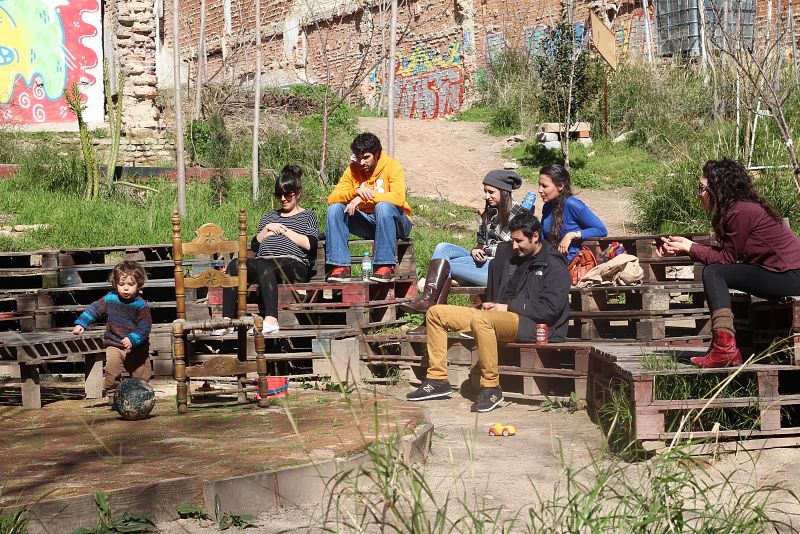 Vecinos y paseantes descansan en el anfiteatro de 'Esta es una plaza' una mañana de domingo