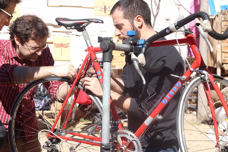 Vecinos de Lavapiés ponen a punto sus bicicletas en un taller de 'Esta es una plaza'