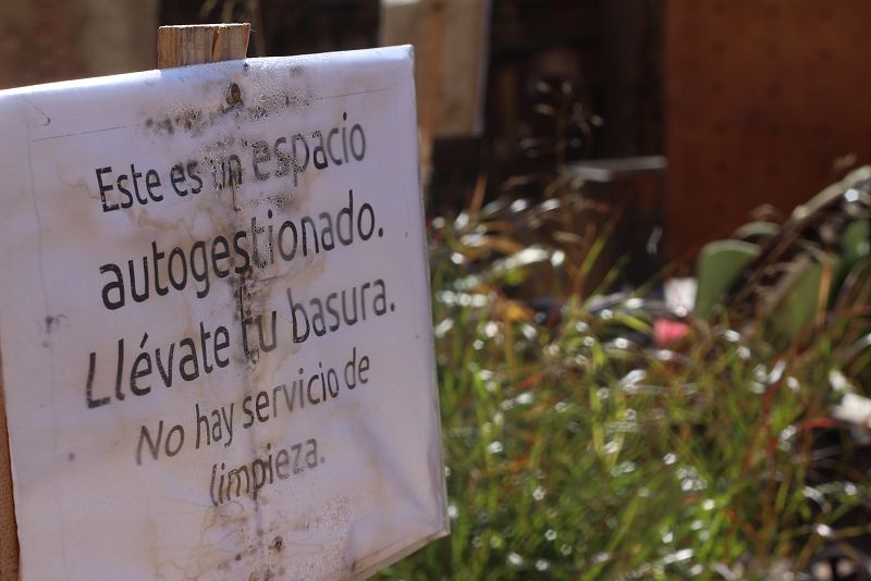 Letrero para concienciar a los visitantes de 'Esta es una plaza' en Madrid