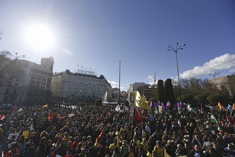 Miles de personas en la plaza de Neptuno, durante la manifestación que discurrire entre Atocha y Colón, en el centro de la capital, en el marco de las "marchas de la dignidad".