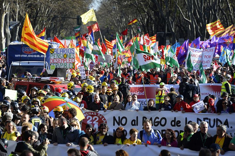 Los asistentes han coreado eslóganes contra la banca y los recortes del Gobierno.